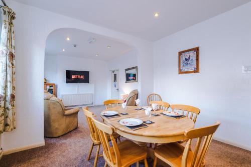 Barnetby House | Professional Contractor's Retreat, Superfast WIFI, FREE Van Parking CCTV