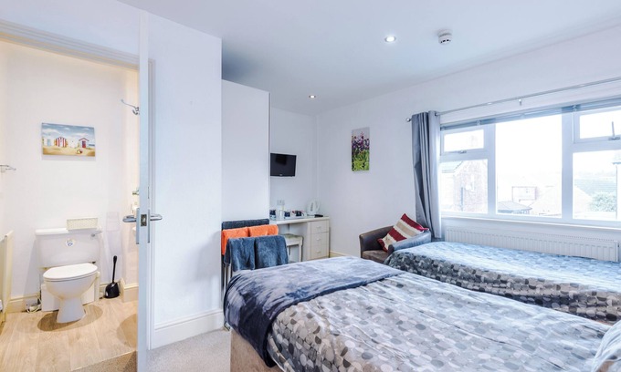 Barnetby House | Professional Long Stay Large House | Parking | WIFI | 50" TV | CCTV