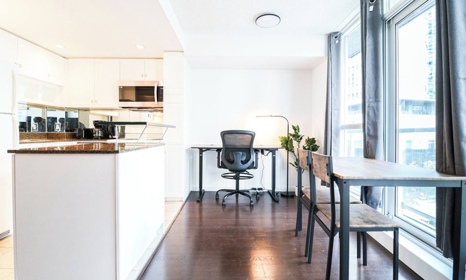 Toronto Entertainment District Apartment | Professional Suite in DT Toronto with Pool, Sauana, Gym