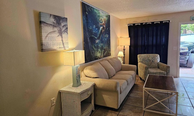 Crystal River Apartment | Professor Rousseau's Mermaid Lagoon