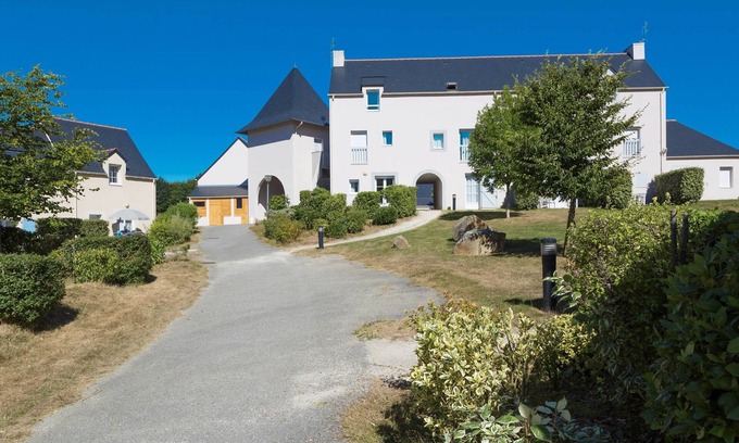 Le Tronchet House | Profitez des Vacances Relaxantes | Piscine + Sauna