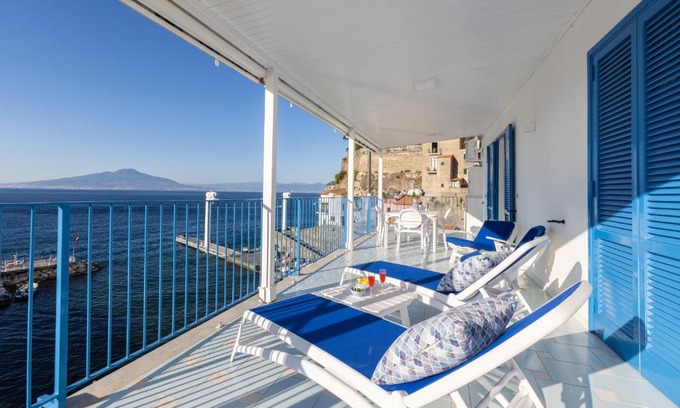 Sorrento Historic Centre Apartment | Profumo di mare Apartment Marina Grande