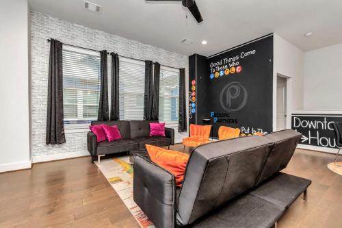 Riverside Terrace House | Prolific Chic Getaway Ft Style Comfort Location