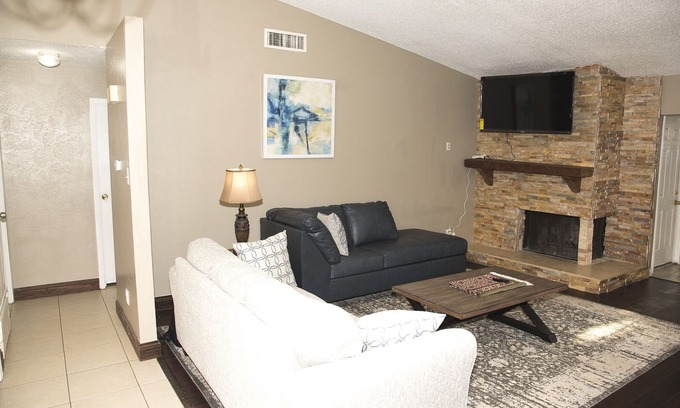 Plano House | PROMO 15% WEEKLY/23% MONTHLY DISCOUNT!nCozy Plano Home 3 Beds 2 Baths, Renovated