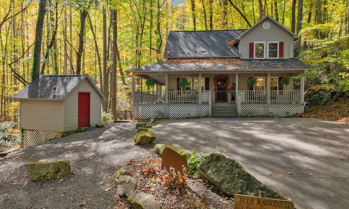 Maggie Valley Cabin | PROMO 5% WEEKLY 10% MONTHLY DISCOUNTnCREEK - DECKS - WOODS - HOT TUB - SECLUDED