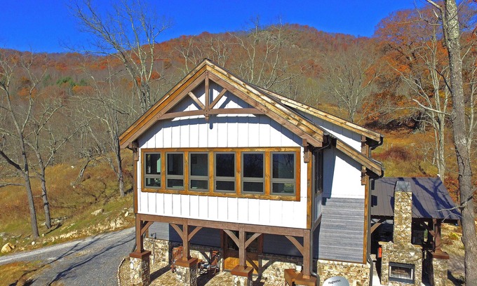Clyde Cabin | PROMO 5% WEEKLY/15% MONTHLY DISCOUNTn Union Cross Between the Blue Ridge