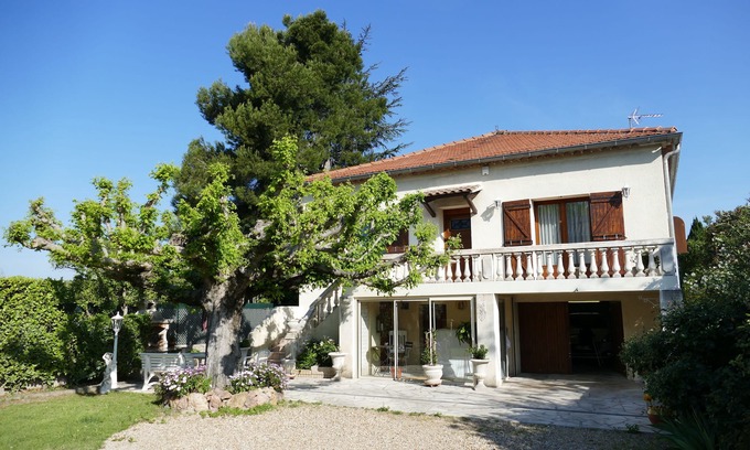 Le Pontet Apartment | PROMO Apartment P1 giving in a veranda