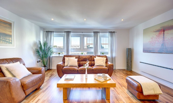 Newcastle-upon-Tyne Apartment | Properties Unique/ Atico