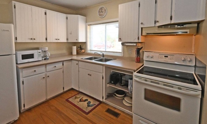 Callander House | Property located close to the beach, park, grocery store and restaurants. n