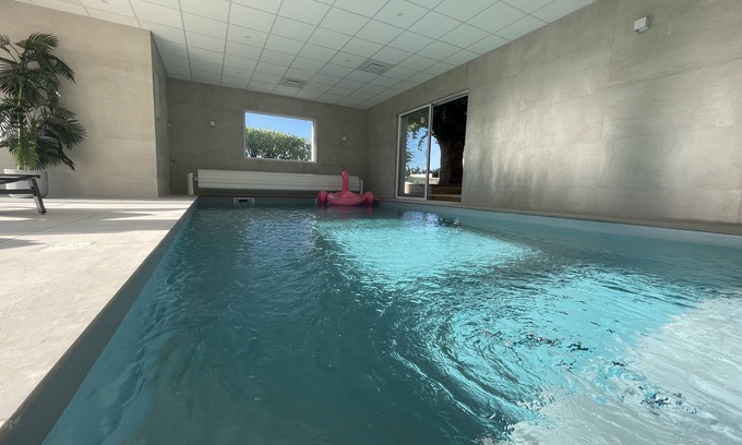 Bouleurs House | Property with indoor pool 15min DISNEYLAND