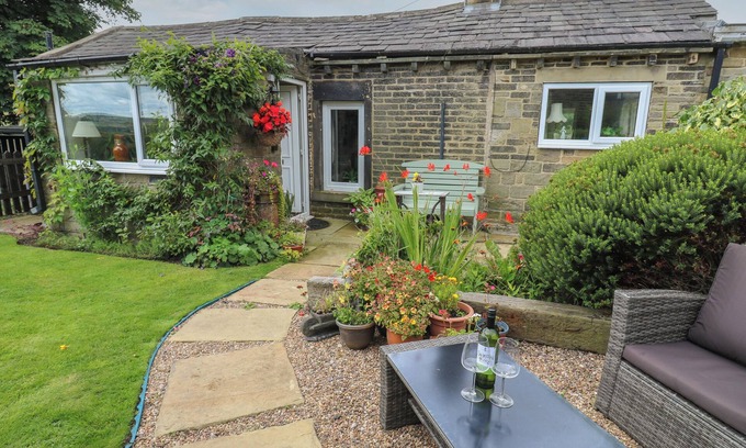 Sowerby Bridge Cottage | PROSPECT COTTAGE, pet friendly, with a garden in Ripponden