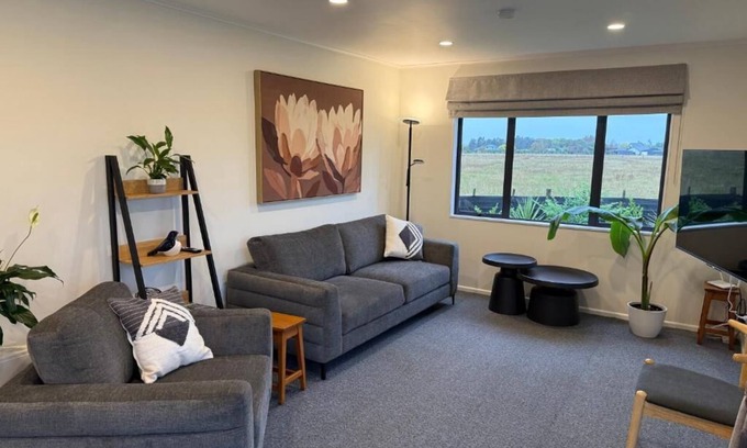 Masterton Villa | Protea Cottage. Relax-Explore-Work. 3km to Town.