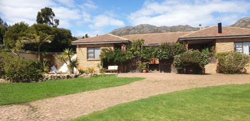 Helderberg Rural House | Protea-Sabr