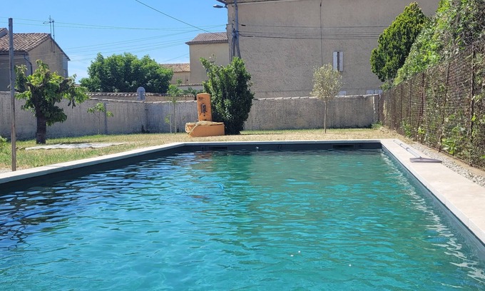 Sainte-Cecile-les-Vignes House | Provencal village house with garden and swimming pool