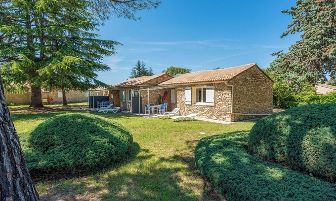 La Roque-sur-Pernes Condo | Provencal country house T2 in a tourist residence