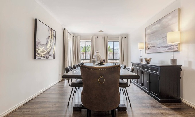 South Morang House | Provincial 4BR Family Retreat Near Train & Shops