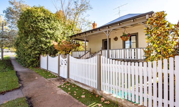 Narrandera House | Provincial luxury in your own private, family and pet-friendly home