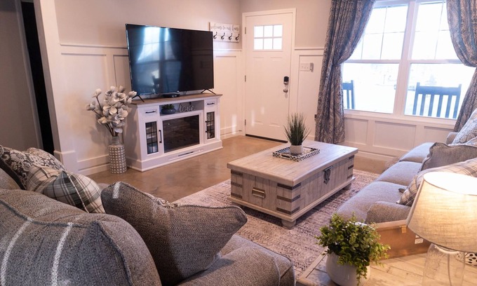 Paragould House | Pruett Place, In the middle of downtown w/parking.
