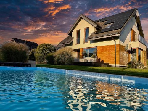 Koronowo Villa | Prywatny Dom z Basenem Blisko Jeziora