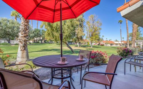 Palm Desert House | PS674 - East Island - Meredith Lodging