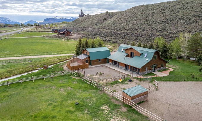 Cody House | Ptarmigan Ranch North Fork Views 4 Bedrooms!