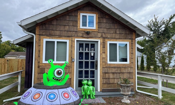 Tawas City Cottage | Public beach, coffee bar, popcorn bar, painting, pet’s OK with fee, games, bikes
