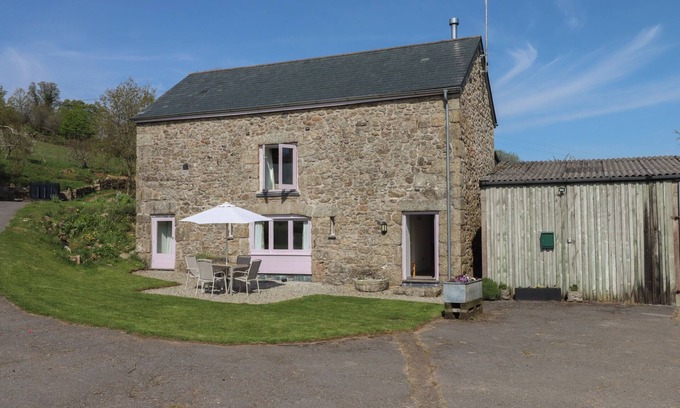 Heligan Cottage | PUDDAVEN BARN, family friendly, with open fire in Chagford