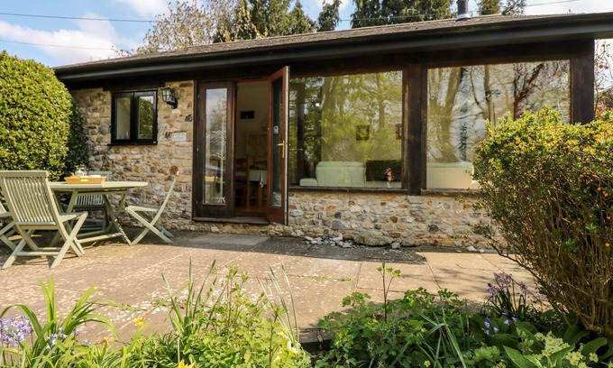 Hawkchurch Cottage | PUFFIN COTTAGE, pet friendly, character holiday cottage in Hawkchurch