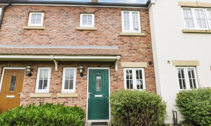 Filey Cottage | PUFFIN COTTAGE, pet friendly, with pool in The Bay - Filey