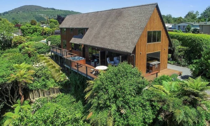Kawaha Point House | Pukeko Landing | Stunning Lake Views with Spa Pool