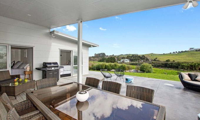 Mangawhai Cottage | Pukeko Paradise - Mangawhai Heads Holiday Home