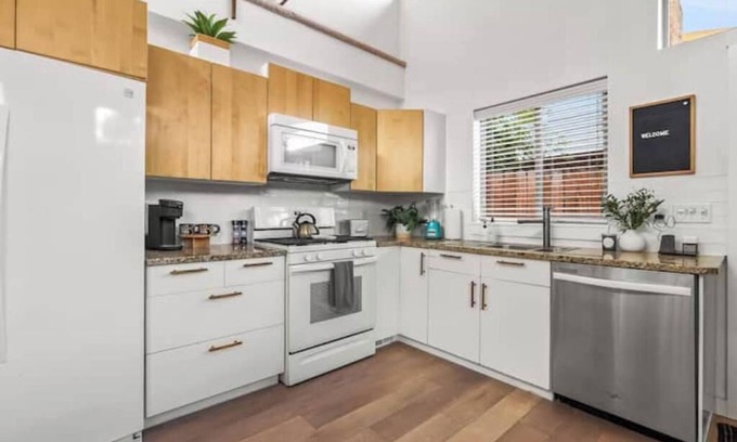 South Boise Village Apartment | Pullout Couch. Private. Spa Tub. Snack Basket. TV
