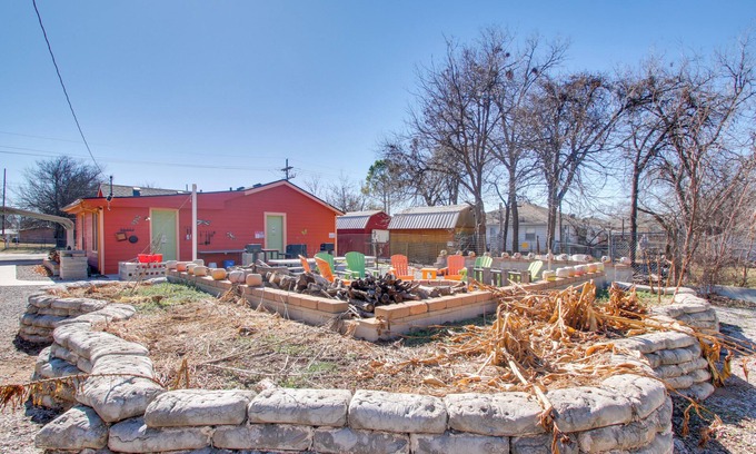 Lawton Cottage | ‘Pumpkin Cottage’ w/Fire Pit & Grills in Lawton