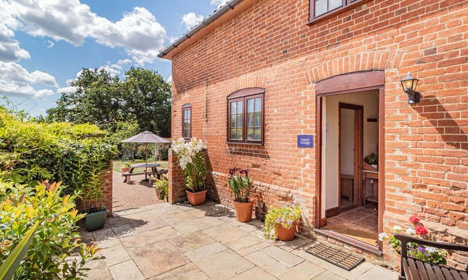 Little Glemham Cottage | PUNCH COTTAGE, pet friendly, with a garden in Little Glemham