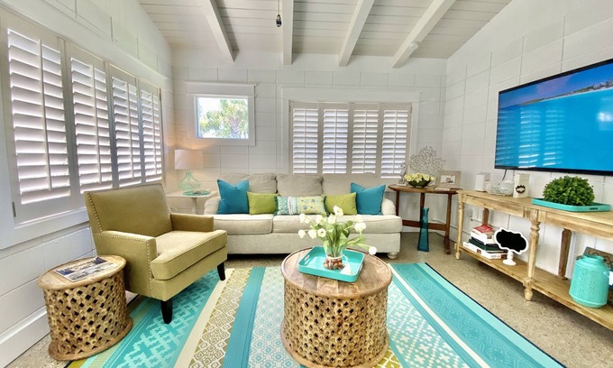Laguna Beach Estates House | Pup Friendly Cottage~Just Remodeled ~4 Doors to the Beach! ~ August 9-23 Only $990