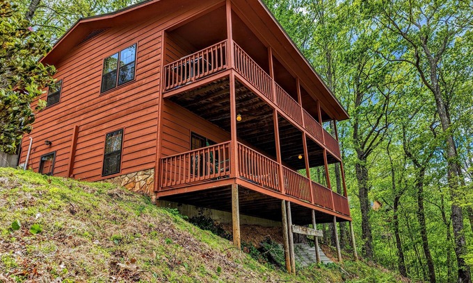 Hiawassee Cabin | Pura Vida Cabin, 4BR, Hiawassee,GAnView of Lake Chatuge and amazing Mountain!