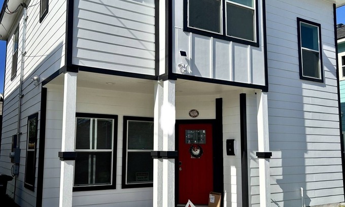 Eastside Promise Neighborhood House | Pura Vida Home 🏡 1.2 miles from AT&T center and less then 3 miles from Downtown!