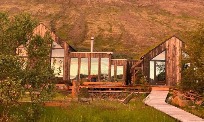 Kjosarhreppur Ski Chalet | PuraVida Mountain Lodge