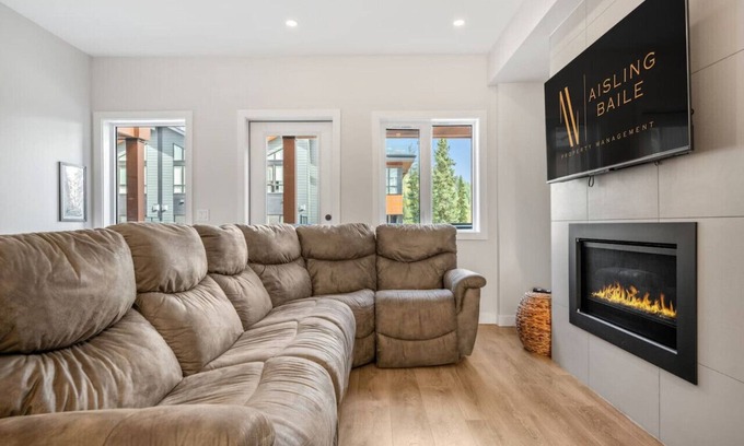 East Kootenay House | Purcell Peaks | Slope Side | Pvt Hot Tub | Pets