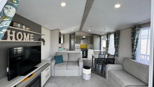 Selsey Resort | Pure Living -West Sands, Quiet Grassy retreat Seal Bay