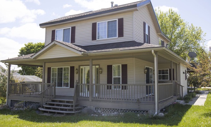 Central Lake House | Pure Michigan Awaits! 10 minutes to Lake Michigan, 2 min. to Intermediate Lake
