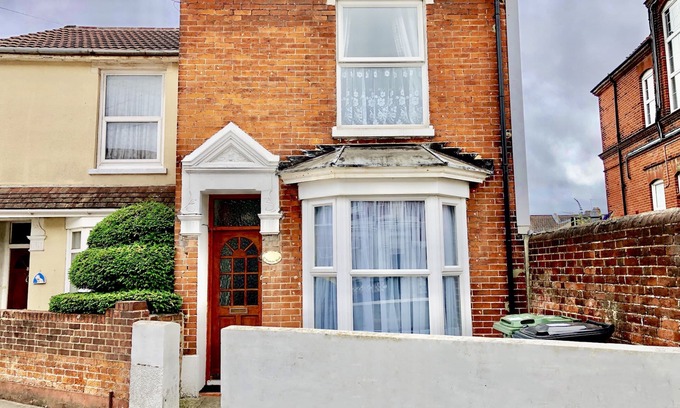 Portsmouth Cottage | Purple Cloud - pet friendly 4 bedroom garden Cottage