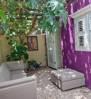 Otrobanda House | Purple house in colorful city centre