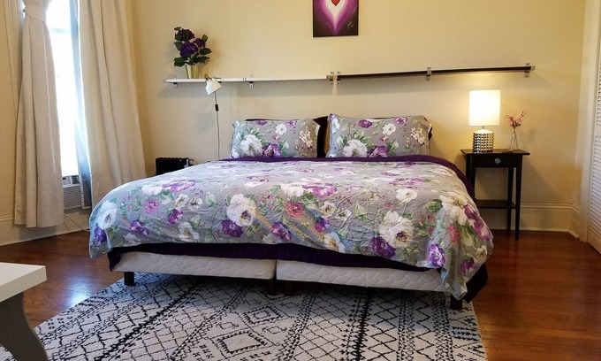 Government Hill Bed & Breakfast | Purple ROOM ! With shared Bathroom inside a house.