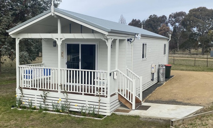 Saumarez Ponds Cabin | Purpose Built Farm Stay Cottage