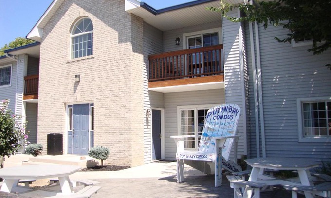 Put-in-Bay House | Put-in-Bay Poolview Condo #4