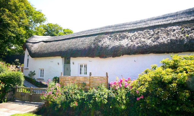 Putsborough House | Putsborough Manor Barn (Sleeps 4 + cot) Tennis Dogs WIFI Jacuzzi BBQ Beach