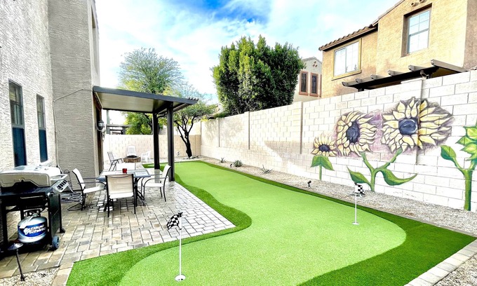 Sonoran Foothills House | Putting green,pools and BBQ with two living rooms