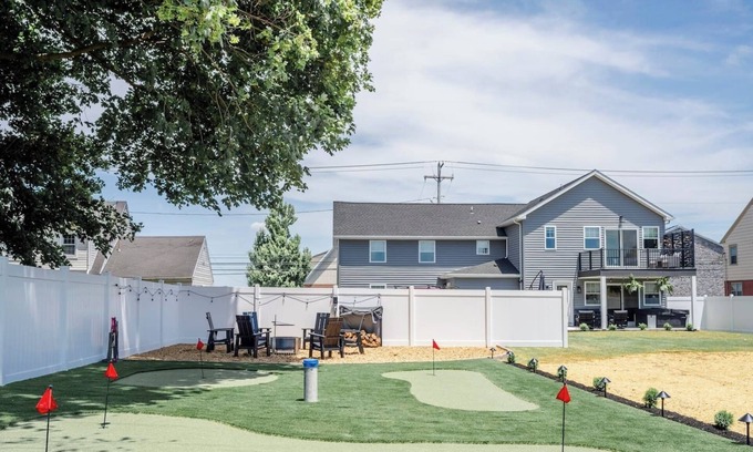 Ronks House | Putting greens *hot tub* game room- Amish views
