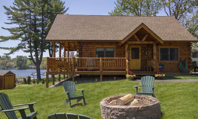 Lochmere Cabin | PVT sandy beach,Fire pit,kayaks, paddle boards,dog friendly,1 min to Lake Estate